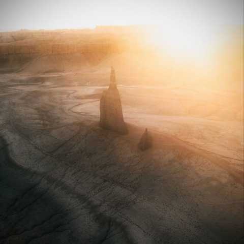   ﻧزار ای ﻣﺮد ﻗﺎﻳﻘﺮان ﺗﻮ اﻳﻦ درﻳﺎی ﻧﺎ آرام ﺑﻤﻴﺮم